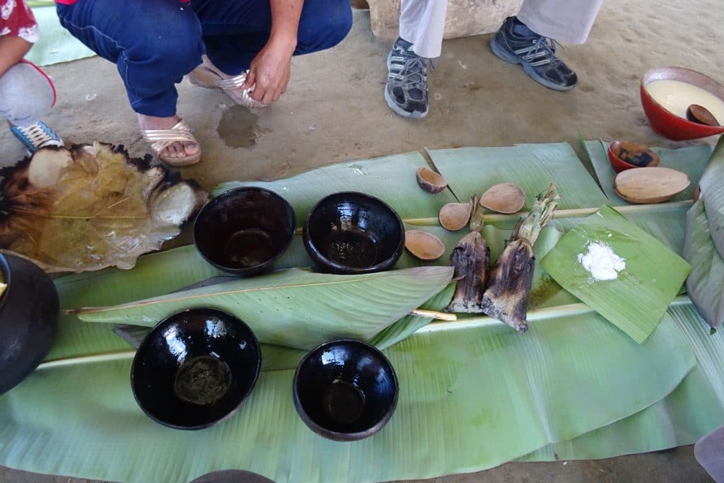 Table de feuilles de palmiers
