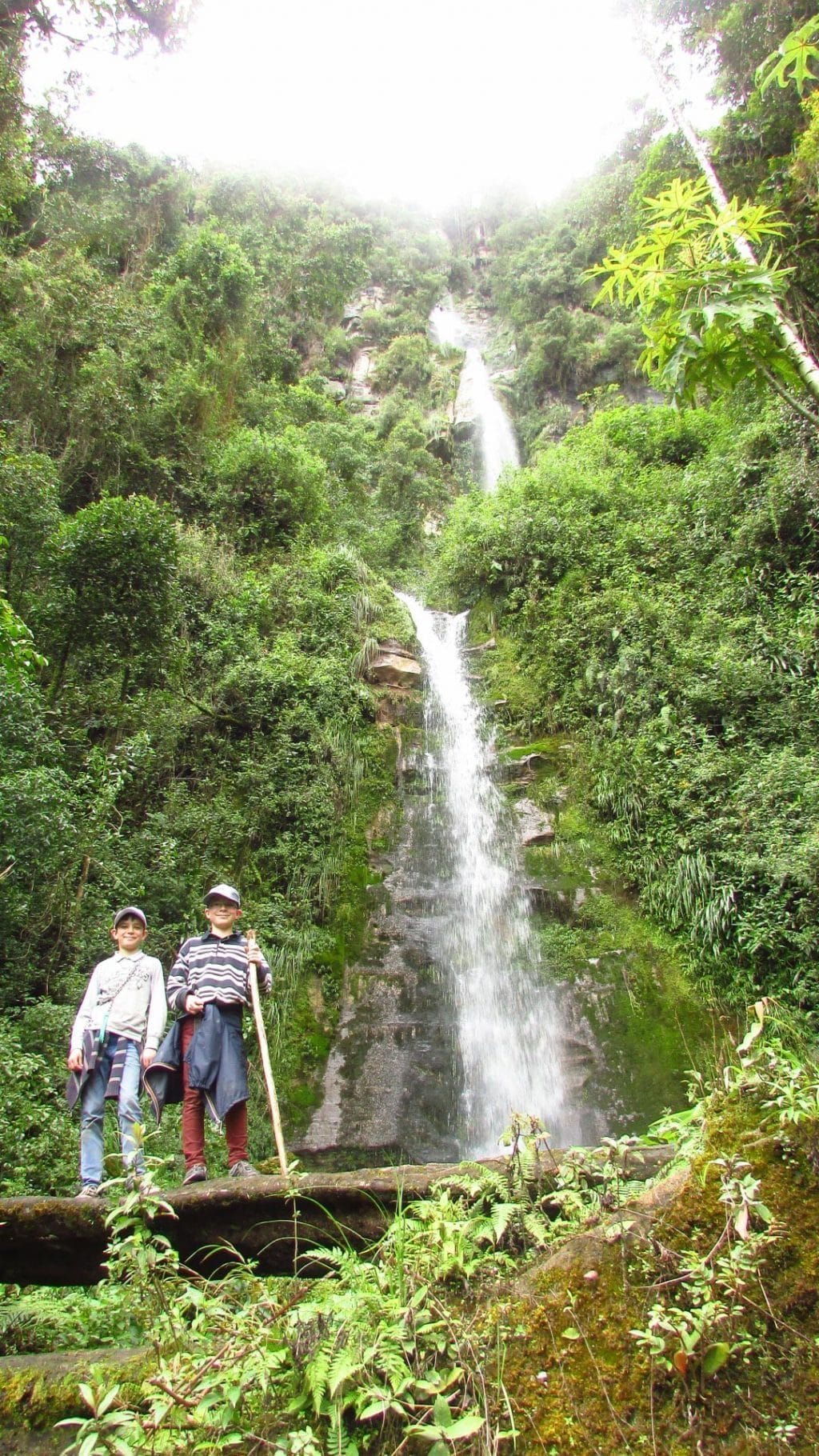 enfants au pied de la chute Cristal