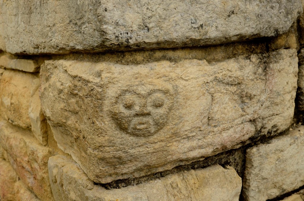 Tête décoration sur un mur à Kuélap.